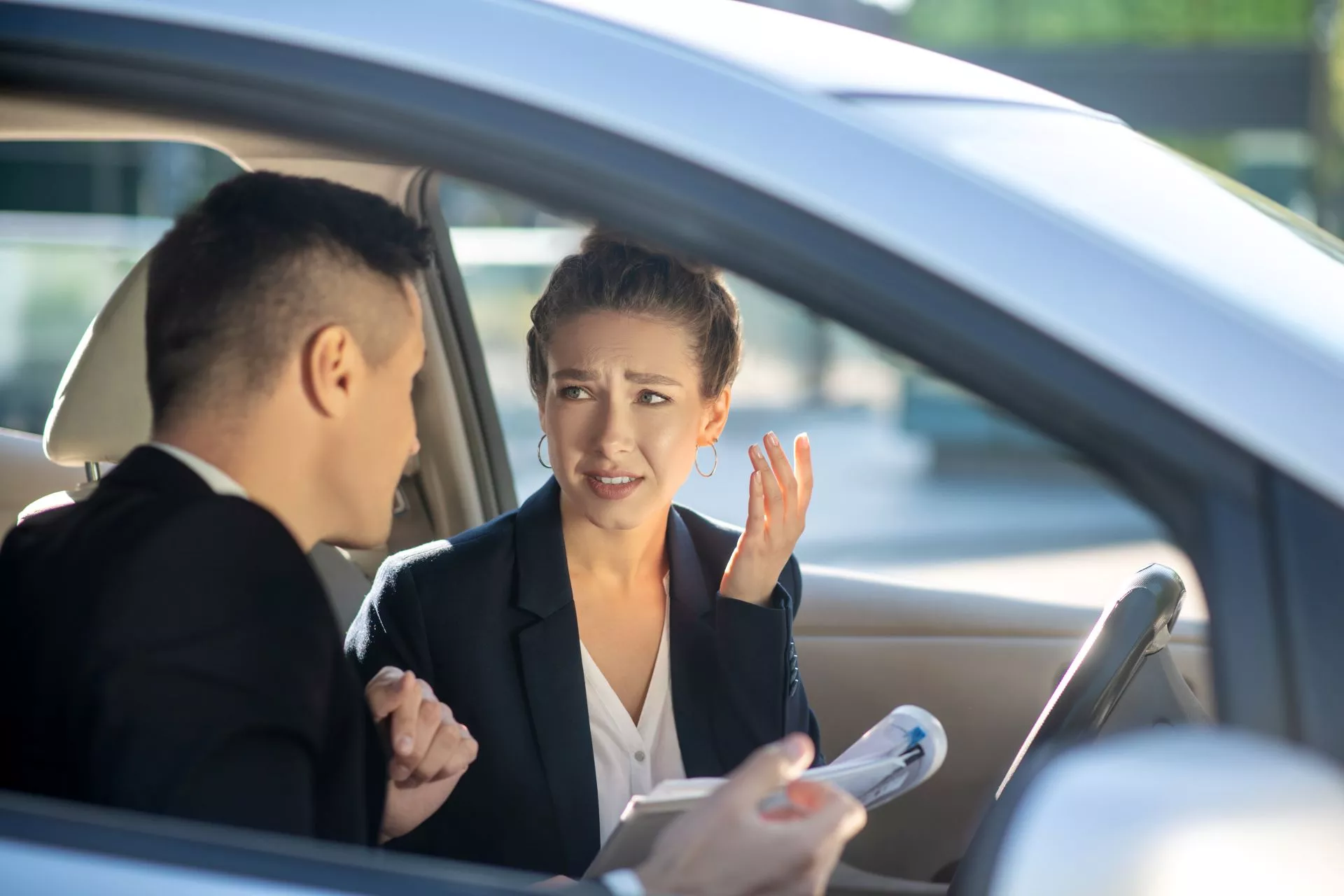 202603032677.webp 台中當鋪免留車諮詢情境示意圖:男女在車內討論文件與借款流程,呈現汽車借款審核說明與費用確認情境,強調台中當鋪免留車與留車差別與合約細節溝通。