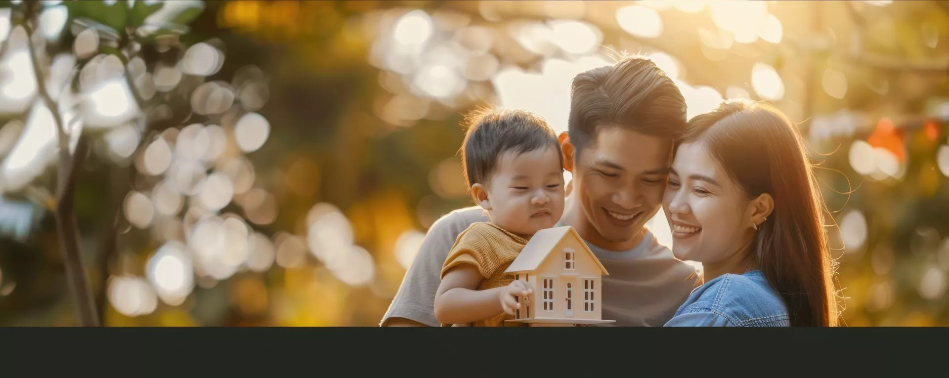 202607091862.webp 年輕家庭抱著房屋模型合影,象徵家庭開銷增加、房屋資金規劃、台中當鋪短期借款與家庭週轉情境示意。