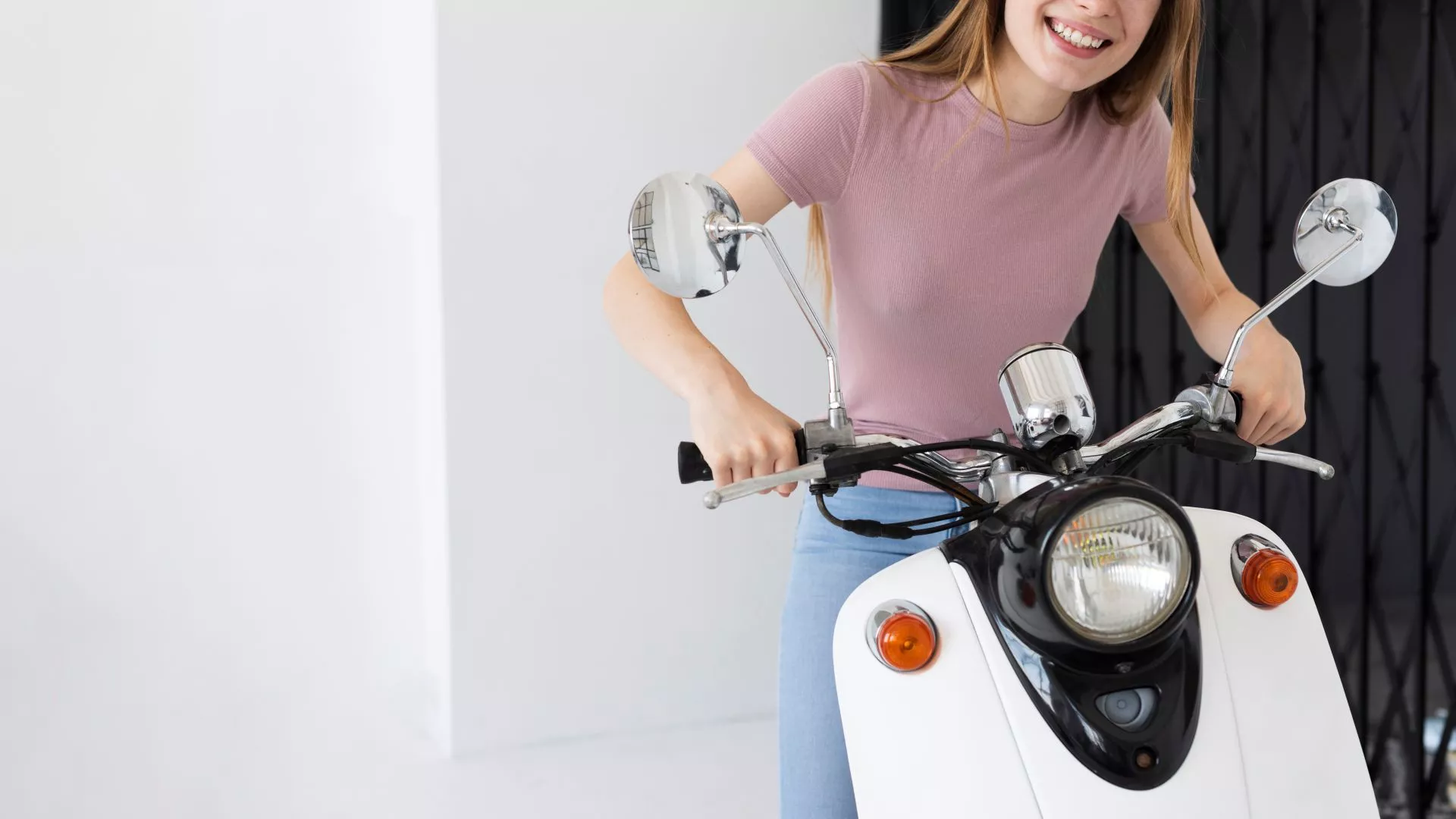 202607245290.webp 年輕女子牽著白色機車,準備騎乘通勤,適合台中機車借款與機車估價文章配圖。